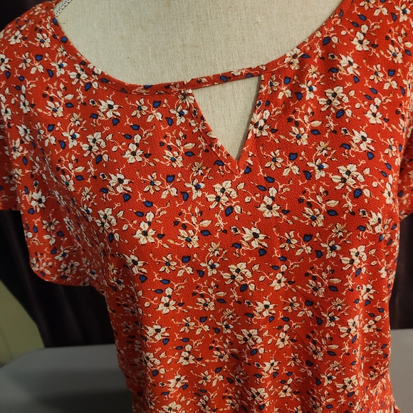 Chic Floral Cutout Red Blouse - Picture 9 of 13